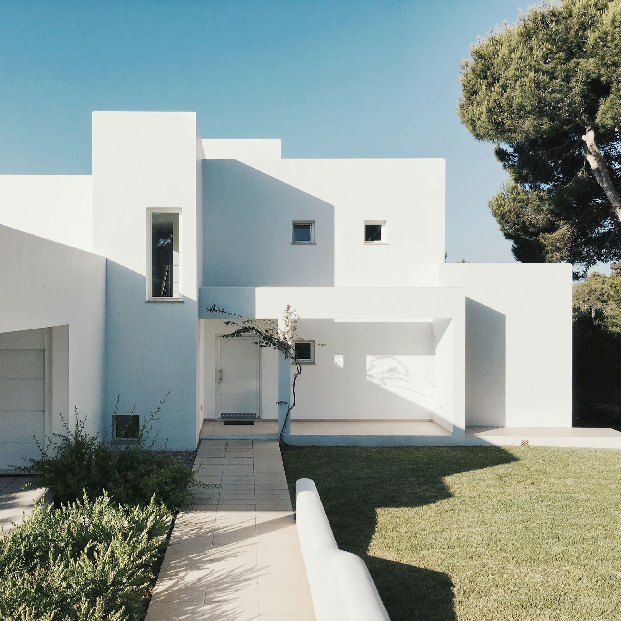 Maison aux volumes blancs et jardin méditerranéen