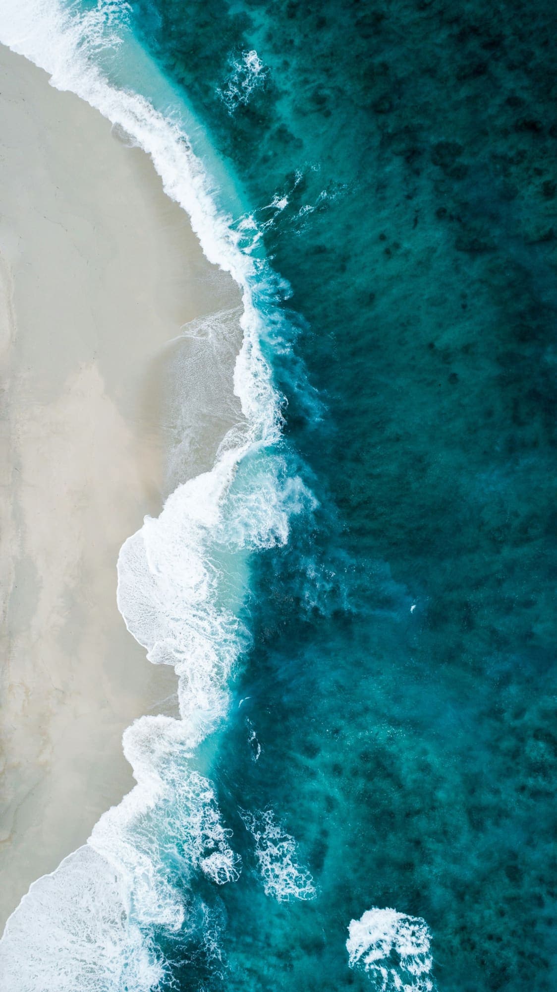 Littoral méditerranéen vu du ciel, eaux turquoise et plage