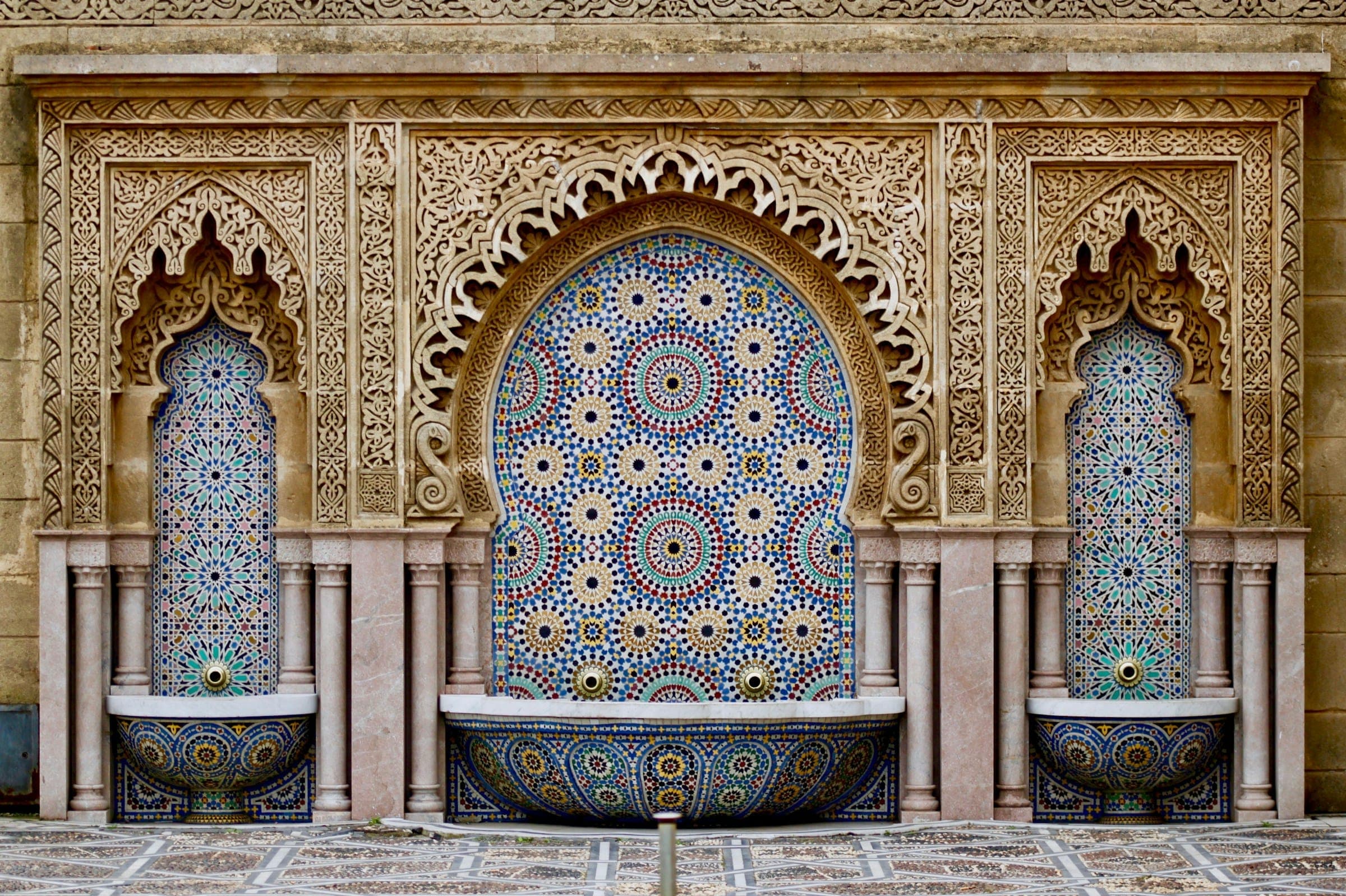 Fontaine en zellige marocain, mosaïque traditionnelle et arcs sculptés