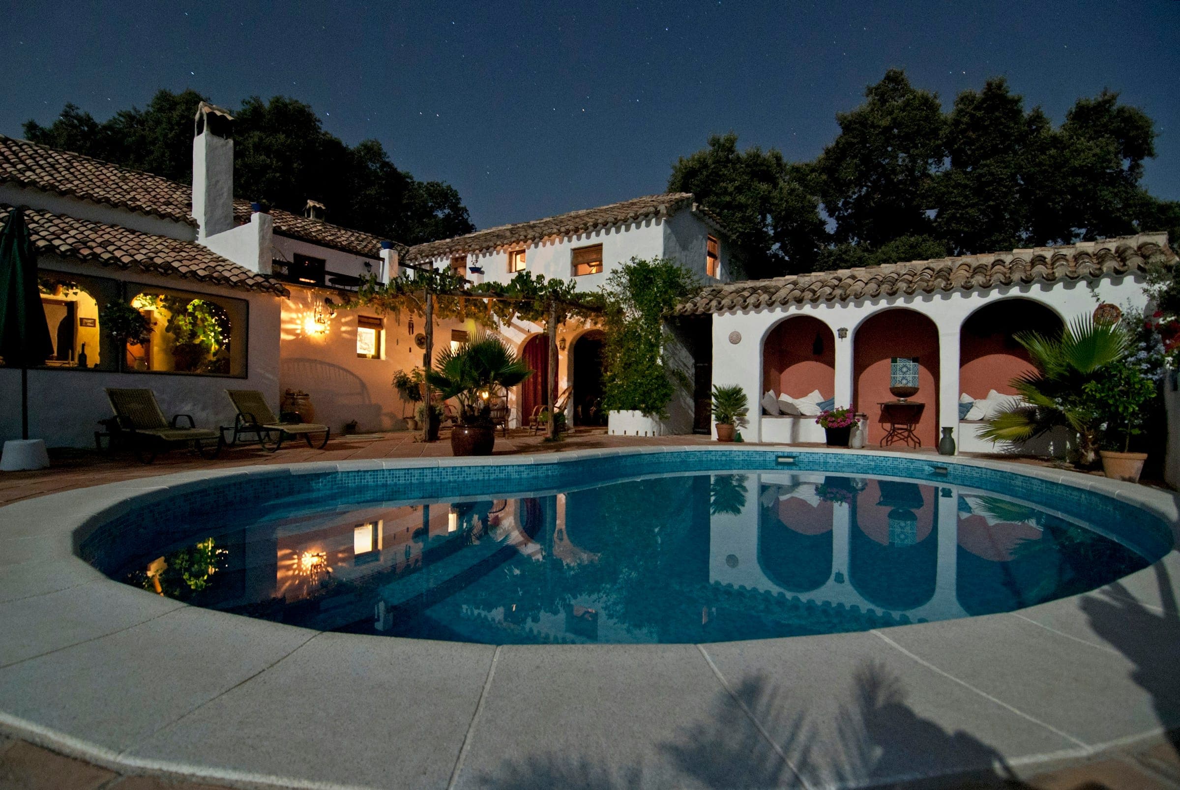 Villa méditerranéenne éclairée à la tombée de la nuit