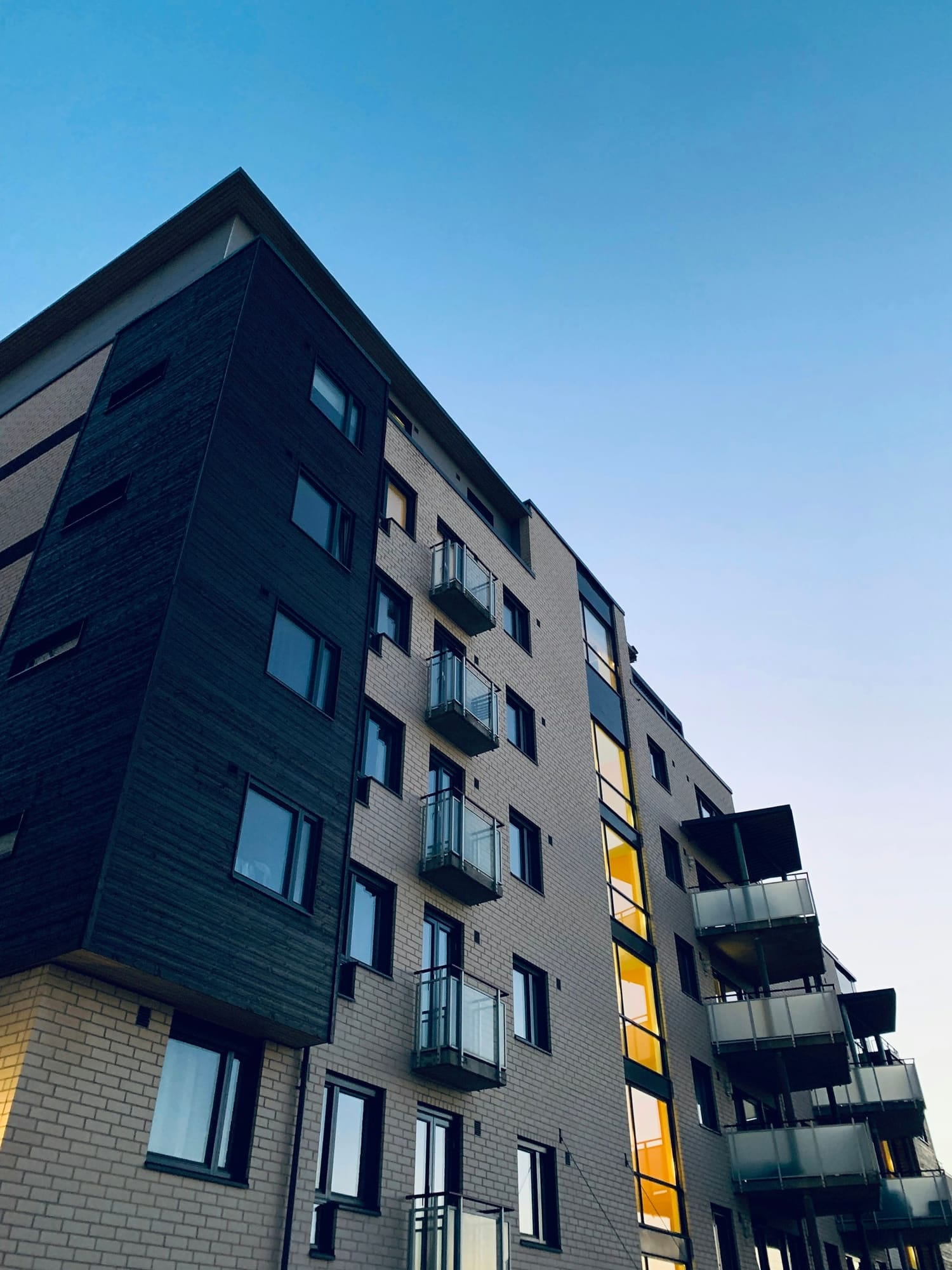 Résidence en copropriété récente avec balcons